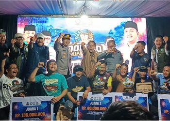 Para juara dan panitia turnamen domino Bupati Cup I 2026 Luwu Timur, foto bersama usai penyerhan hadiah dan trofi pemenang, Minggu (28/06/2026) malam. Foto: Jaeja.id