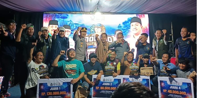 Para juara dan panitia turnamen domino Bupati Cup I 2026 Luwu Timur, foto bersama usai penyerhan hadiah dan trofi pemenang, Minggu (28/06/2026) malam. Foto: Jaeja.id