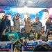 Para juara dan panitia turnamen domino Bupati Cup I 2026 Luwu Timur, foto bersama usai penyerhan hadiah dan trofi pemenang, Minggu (28/06/2026) malam. Foto: Jaeja.id