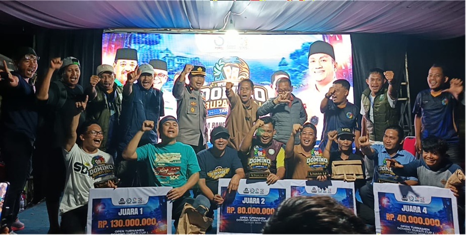 Para juara dan panitia turnamen domino Bupati Cup I 2026 Luwu Timur, foto bersama usai penyerhan hadiah dan trofi pemenang, Minggu (28/06/2026) malam. Foto: Jaeja.id