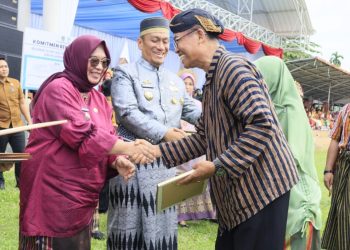 Pemberian penghargaan pada Hardiknas tingkat kabupaten Luwu Timur di Lapangan Gaswo Wotu, Senin (04/05/2026). Foto: kominfo-sp
