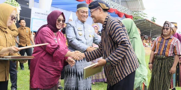 Pemberian penghargaan pada Hardiknas tingkat kabupaten Luwu Timur di Lapangan Gaswo Wotu, Senin (04/05/2026). Foto: kominfo-sp