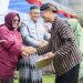 Pemberian penghargaan pada Hardiknas tingkat kabupaten Luwu Timur di Lapangan Gaswo Wotu, Senin (04/05/2026). Foto: kominfo-sp