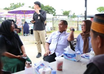 Bupati Luwu Timur, Irwan Bachri Syam dan Ketua TP PKK Lutim, Ani Nurbani berbincang dengan ibu penjual asongan yang kisah hidupnya menyentuh hati, Rabu (20/05/2026). Foto: Kominfo-sp