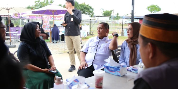 Bupati Luwu Timur, Irwan Bachri Syam dan Ketua TP PKK Lutim, Ani Nurbani berbincang dengan ibu penjual asongan yang kisah hidupnya menyentuh hati, Rabu (20/05/2026). Foto: Kominfo-sp