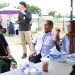 Bupati Luwu Timur, Irwan Bachri Syam dan Ketua TP PKK Lutim, Ani Nurbani berbincang dengan ibu penjual asongan yang kisah hidupnya menyentuh hati, Rabu (20/05/2026). Foto: Kominfo-sp