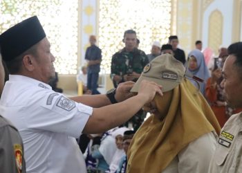 Bupati Luwu Timur, Irwan Bachri Syam melepas calon jamaah haji di Masjid Babul Khaer, Malili, Rabu (06/05/2026). Foto: kominfo-sp