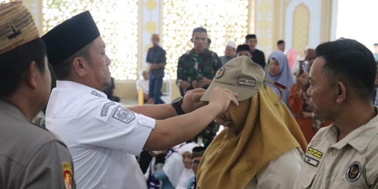 Bupati Luwu Timur, Irwan Bachri Syam melepas calon jamaah haji di Masjid Babul Khaer, Malili, Rabu (06/05/2026). Foto: kominfo-sp