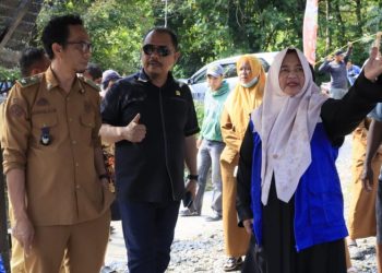 Anggota DPRD Luwu Timur, Muhammad Iwan (kedua dari kiri) bersama Wakil Bupati Luwu Timur, Puspawati Husler mengunjungi korban kebakaran di Maliwowo, Angkona, Selasa (02/06/2026).