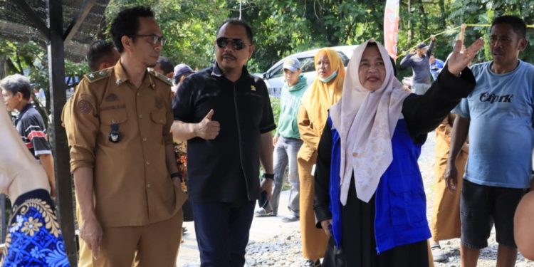 Anggota DPRD Luwu Timur, Muhammad Iwan (kedua dari kiri) bersama Wakil Bupati Luwu Timur, Puspawati Husler mengunjungi korban kebakaran di Maliwowo, Angkona, Selasa (02/06/2026).