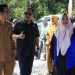 Anggota DPRD Luwu Timur, Muhammad Iwan (kedua dari kiri) bersama Wakil Bupati Luwu Timur, Puspawati Husler mengunjungi korban kebakaran di Maliwowo, Angkona, Selasa (02/06/2026).