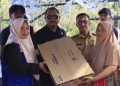 Wakil Bupati Luwu Timur, Puspawati Husler didampingi anggota DPRD Lutim, Muhammad Iwan menyerahkan bantuan untuk korban kebakaran Maliwowo, Selasa (02/06/2026). Foto: Kominfo-sp