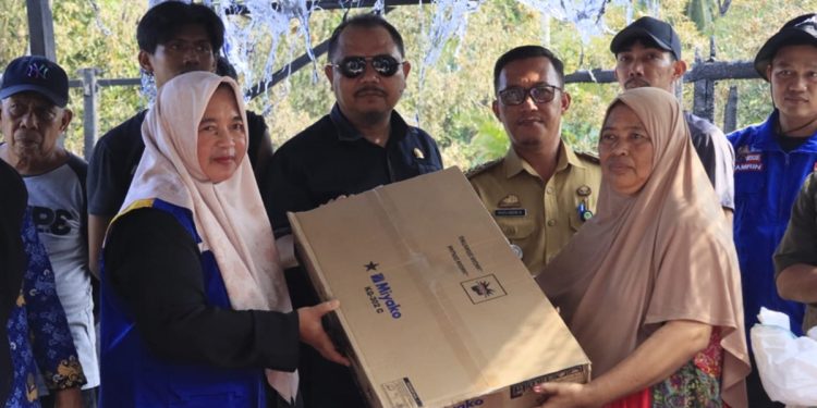 Wakil Bupati Luwu Timur, Puspawati Husler didampingi anggota DPRD Lutim, Muhammad Iwan menyerahkan bantuan untuk korban kebakaran Maliwowo, Selasa (02/06/2026). Foto: Kominfo-sp