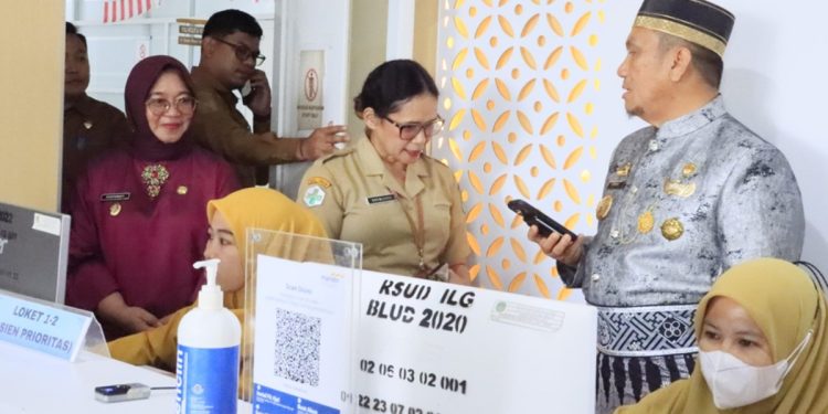 Bupati dan Wakil Bupati Luwu Timur, Irwan Bachri Syam-Puspawati Husler meninjau pelayanan di RSUD I Lagaligo, Woti, Senin (04/05/2026). Foto: kominfo-sp