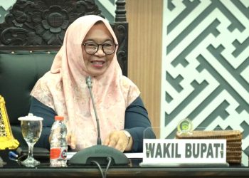 Wabup Puspawati Husler menyampaikan jawaban Bupati atas pandangan fraksi DPRD terkait perubahan Perda penyertaan modal Perumdam Waemami dalam rapat paripurna di DPRD Luwu Timur, Selasa (19/05/2026). Foto: Jaeja.id