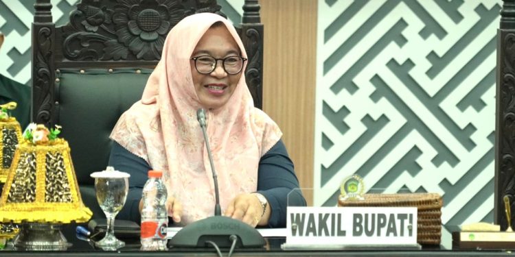 Wabup Puspawati Husler menyampaikan jawaban Bupati atas pandangan fraksi DPRD terkait perubahan Perda penyertaan modal Perumdam Waemami dalam rapat paripurna di DPRD Luwu Timur, Selasa (19/05/2026). Foto: Jaeja.id