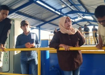 Dirut Perumdam Waemami, Andi Maryam memperlihatkan water treatment plant (WTP) milik perusahaan pengelola air bersih di Luwu Timur, Sabtu (23/05/2026). Foto: Jaeja.id