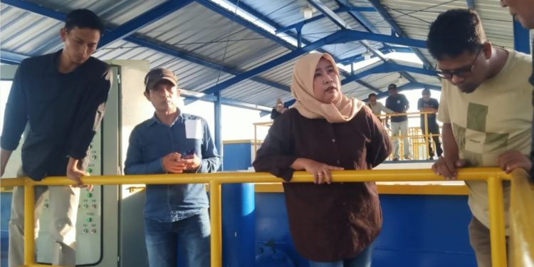 Dirut Perumdam Waemami, Andi Maryam memperlihatkan water treatment plant (WTP) milik perusahaan pengelola air bersih di Luwu Timur, Sabtu (23/05/2026). Foto: Jaeja.id