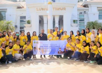 Bupati Luwu Timur foto bersama kontingen PPNI Luwu Timur untuk mengikuti International Nurses Day 2026, Kamis (21/05/2026). Foto: Kominfo-sp
