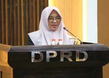 Wakil Bupati Luwu Timur, Puspawati Husler menyampaikan pendapat Bupati terkait Ranperda Perlindungan dan Pemberdayaan Tenaga Kerja Lokal dan Petani, di DPRD Luwu Timur, Senin (18/05/2026). Foto: Kominfo-SP