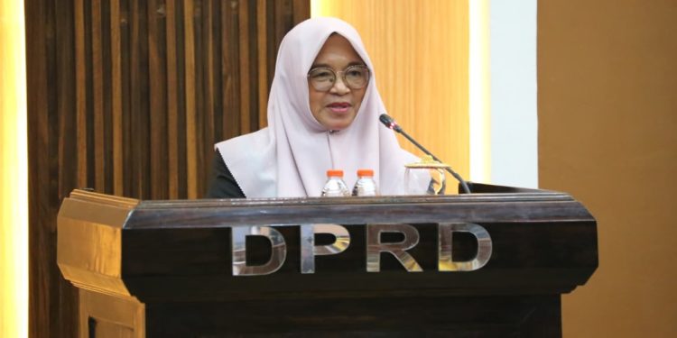 Wakil Bupati Luwu Timur, Puspawati Husler menyampaikan pendapat Bupati terkait Ranperda Perlindungan dan Pemberdayaan Tenaga Kerja Lokal dan Petani, di DPRD Luwu Timur, Senin (18/05/2026). Foto: Kominfo-SP