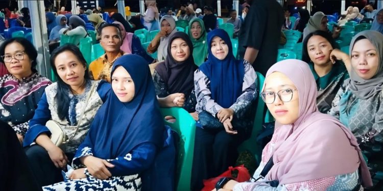 Kepala sekolah dan guru SDN 183 Buyuntana hadir di malam Bupati Awards dalam rangka HUT ke-23 Kabupaten Luwu Timur di Lapangan Pendidikan Malili, Senin (08/06/2026). Foto: Jaeja.id