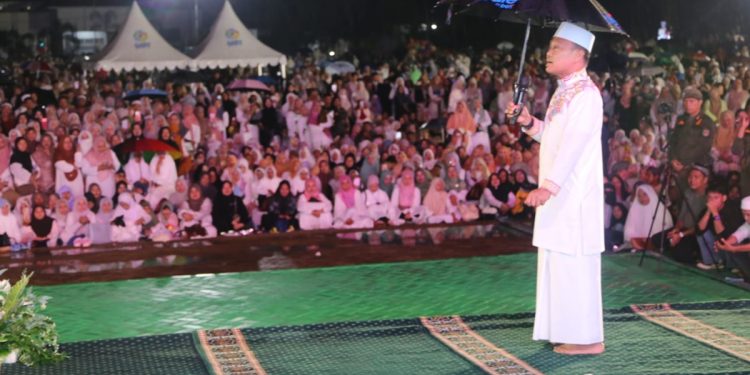 Ustadz Das'ad Latif menyampaikan ceramah pada tabligh akbar HUT Lutim di Lapangan Pendidikan, Malili, Jumat (22/05/2026). Foto: Kominfo-SP