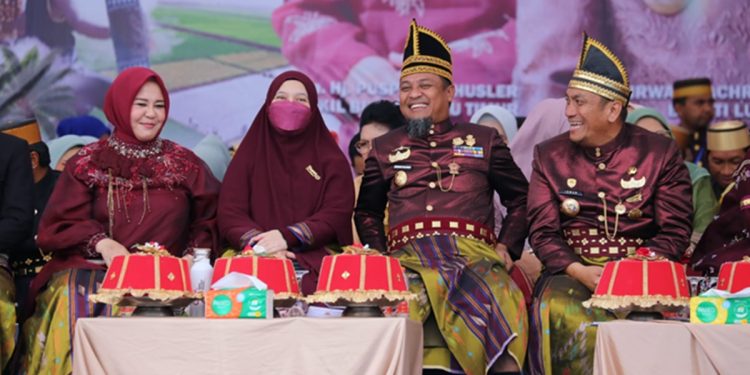 Bupati Irwan Bachri Syam bersama Gubernur Sulawesi Selatan pada puncak peringatan Hari Jadi ke-23 Kabupaten Luwu Timur di Malili, Senin (08/06/2026). Foto: Kominfo-SP