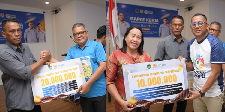 Perwakilan dua atlet berprestasi asal Luwu Timur, Theresia Irrelya Vanessa (atletik) dan Muh Ardhiyat Syam Putra (karate) menerima uang kesejahteraan dari Pemkab Luwu Timur, Sabtu (18/07/2026).