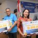 Perwakilan dua atlet berprestasi asal Luwu Timur, Theresia Irrelya Vanessa (atletik) dan Muh Ardhiyat Syam Putra (karate) menerima uang kesejahteraan dari Pemkab Luwu Timur, Sabtu (18/07/2026).