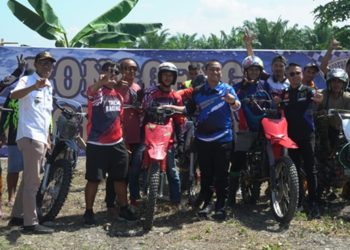 Bupati Luwu Timur membuka Pesta Rakyat Balap Ojek Gabah Ronggeng Racing Team Part 1 di Kecamatan Kalaena, Jumat (26/6/2026). Foto: Kominfo-SP