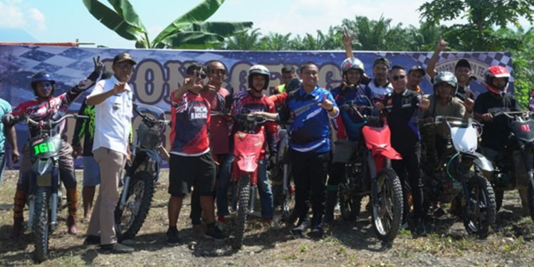 Bupati Luwu Timur membuka Pesta Rakyat Balap Ojek Gabah Ronggeng Racing Team Part 1 di Kecamatan Kalaena, Jumat (26/6/2026). Foto: Kominfo-SP