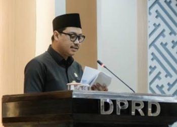 Juru bicara Fraksi Golkar, Bangkit Reformansyah, menyampaikan pandangan akhir fraksi pada rapat paripurna persetujuan Ranperda Perumdam Waemami di DPRD Luwu Timur, Kamis (04/06/2026).