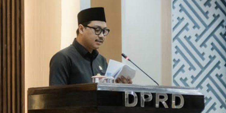 Juru bicara Fraksi Golkar, Bangkit Reformansyah, menyampaikan pandangan akhir fraksi pada rapat paripurna persetujuan Ranperda Perumdam Waemami di DPRD Luwu Timur, Kamis (04/06/2026).