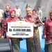 Bantuan Rp15 miliar dari Pemprov Sulsel, salah satu kado istimewa pada HUT ke-23 Luwu Timur, di Lapangan Pendidikan Malili, Senin (08/06/2026). Foto: Kominfo-SP