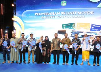 Bupati dan Wabup Luwu Timur, Irwan Bachri Syam dan Puspawati Husler foto bersama petugas keagamaan, pada Bupati Awards 2026 di Malili, Senin (8/06/2026). Foto: Kominfo-SP