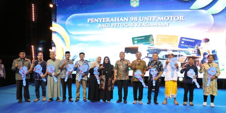Bupati dan Wabup Luwu Timur, Irwan Bachri Syam dan Puspawati Husler foto bersama petugas keagamaan, pada Bupati Awards 2026 di Malili, Senin (8/06/2026). Foto: Kominfo-SP