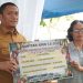 Bupati Luwu Timur menyerahkan bantuan pertanian Rp12,4 miliar pada acara Gerakan Tanam Cabai, di Kebun Hortikultura Desa Balai Kembang, Kecamatan Mangkutana, Senin (29/6/2026). Foto: Kominfo-SP