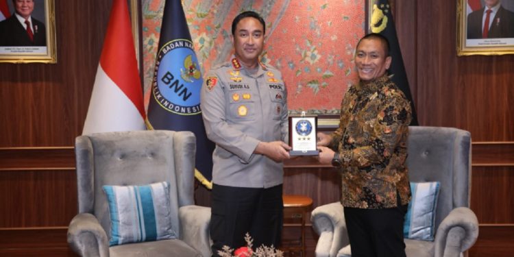 Bupati Luwu Timur Irwan Bachri Syam bertemu Kepala BNN RI, Kamis (18/06) untuk membahas percepatan pembentukan BNN Kabupaten Luwu Timur sebagai penguat upaya pemberantasan narkotika. Foto: Kominfo-SP