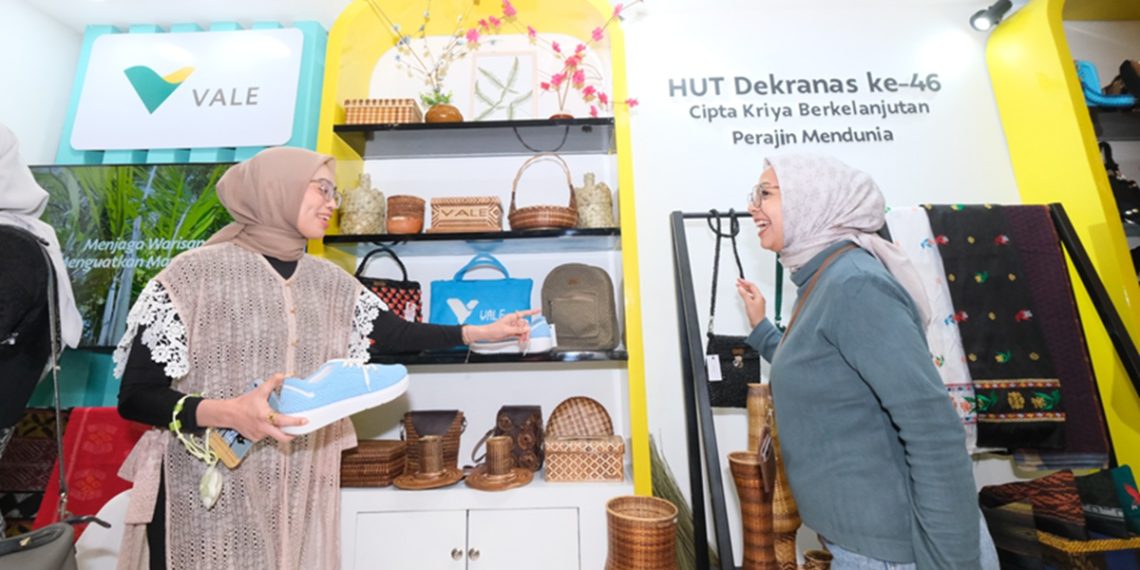 Stan PT Vale menampilkan produk anyaman UMKM binaan Luwu Timur pada pameran HKG PKK Nasional dan HUT Dekranas 2026 di Makassar, 9-11 Juli 2026. Foto: Comms Vale