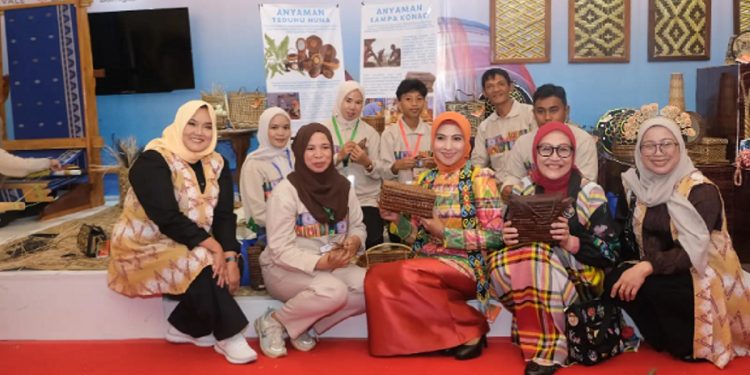 Anyaman teduhu khas Luwu Timur diperkenalkan pada Hari Kesatuan Gerak (HKG) PKK Nasional ke-54 dan HUT Dekranas ke-46 yang berlangsung di Makassar, 9-11 Juli 2026. Foto: vale