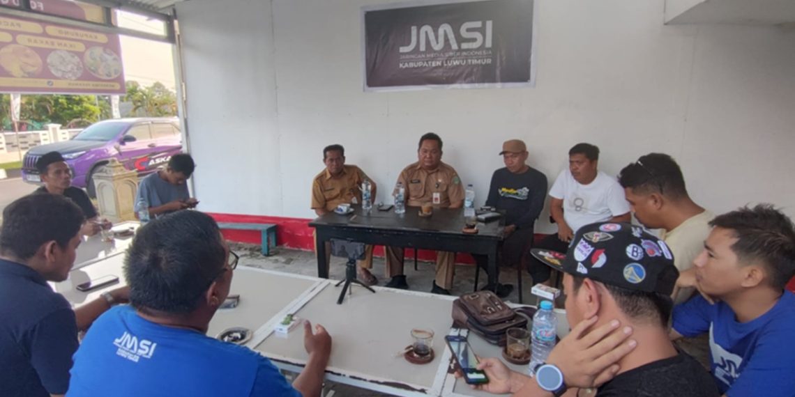Diskusi santai JMSI Luwu Timur bersama Kepala Dinas Dagkop-UKMP Luwu Timur di Warkop Qlan, Malili, Selasa (14/07/2026). Foto: Jaeja.id