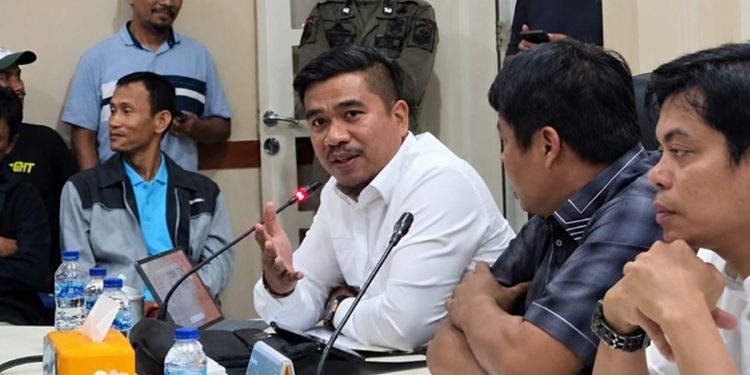 DPRD Luwu Timur membahas tuntutan kompensasi petani Pongkeru terdampak genangan air melalui RDP, Rabu (08/07/2026).