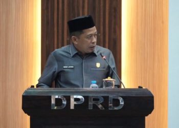 Juru bicara Fraksi GPR, Rusdi Layong, menyampaikan pandangan akhir fraksi dalam rapat paripurna persetujuan Ranperda Perumdam Waemami di DPRD Luwu Timur, Kamis (04/06/2026).