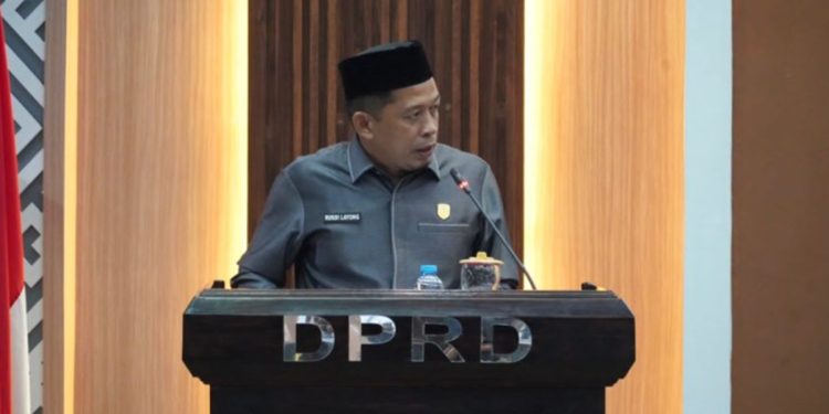 Juru bicara Fraksi GPR, Rusdi Layong, menyampaikan pandangan akhir fraksi dalam rapat paripurna persetujuan Ranperda Perumdam Waemami di DPRD Luwu Timur, Kamis (04/06/2026).
