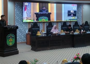 Juru bicara Fraksi Golkar DPRD Luwu Timur, Wahidin Wahid menyampaikan pandangan akhir fraksinya terhadap Ranperda Pertanggungjawaban Pelaksanaan APBD 2025, Jumat (10/07/2026). Foto: Jaeja.id