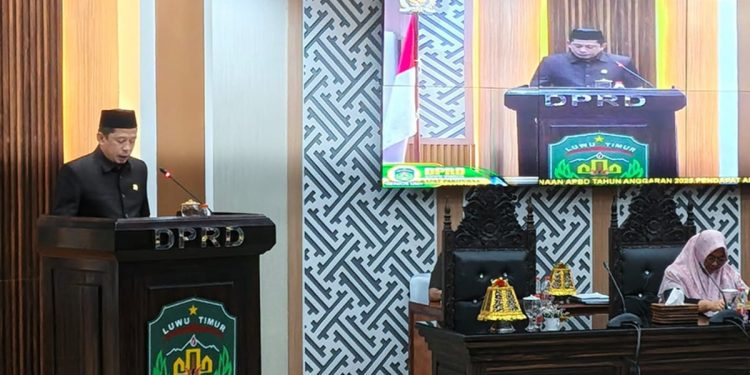 Rusdi Layong menyampaikan pendapat akhir Fraksi GPR atas laporan pertanggungjawaban APBD Luwu Timur 2025, dalam rapat paripurna, Jumat (10/07/2026).