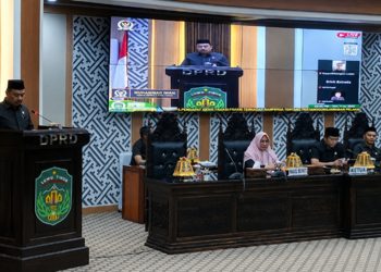Juru Bicara Fraksi NasDem DPRD Luwu Timur Muhammad Iwan menyampaikan pendapat akhir terkait pertanggungjawaban APBD 2025, Jumat (10/07/2026). Foto: Jaeja.id