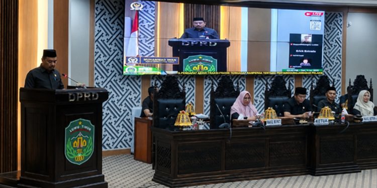 Juru Bicara Fraksi NasDem DPRD Luwu Timur Muhammad Iwan menyampaikan pendapat akhir terkait pertanggungjawaban APBD 2025, Jumat (10/07/2026). Foto: Jaeja.id