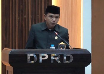 Juru bicara Fraksi NasDem, Aprianto, menyampaikan pandangan akhir fraksi dalam rapat paripurna persetujuan Ranperda penyertaan modal Perumdam Waemami di DPRD Luwu Timur, Kamis (04/06/2026).